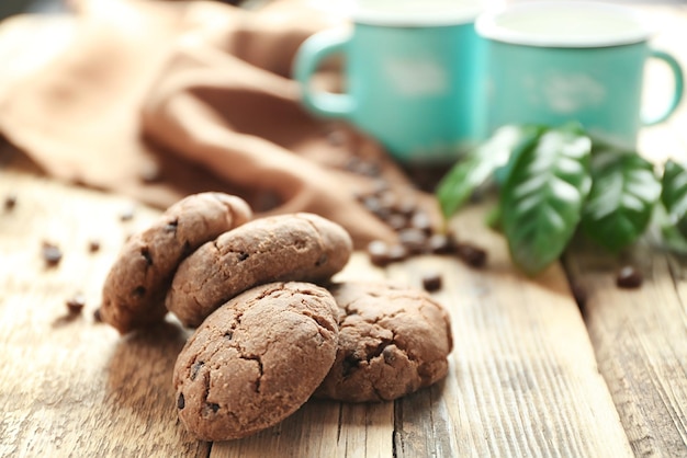 Deliciosas galletas de café en la mesa de la cocina