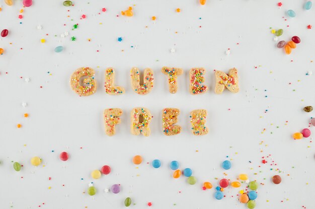 Deliciosas galletas caseras espolvoreadas que hacen palabras sin gluten