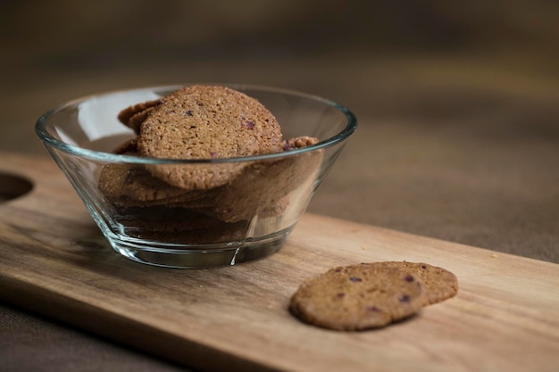 Deliciosas galletas con chispas de chocolate en un bol