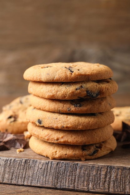 Deliciosas galletas con chispas de chocolate en la mesa de madera