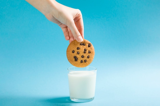 Deliciosas galletas con chispas de chocolate sobre un fondo de color