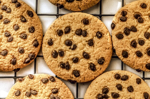 Foto deliciosas galletas con chispas de chocolate