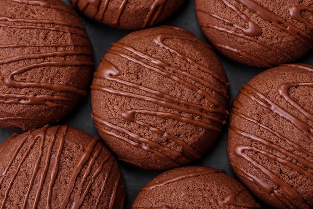 Deliciosas galletas de chocolate dulce en un plato de cerámica negra