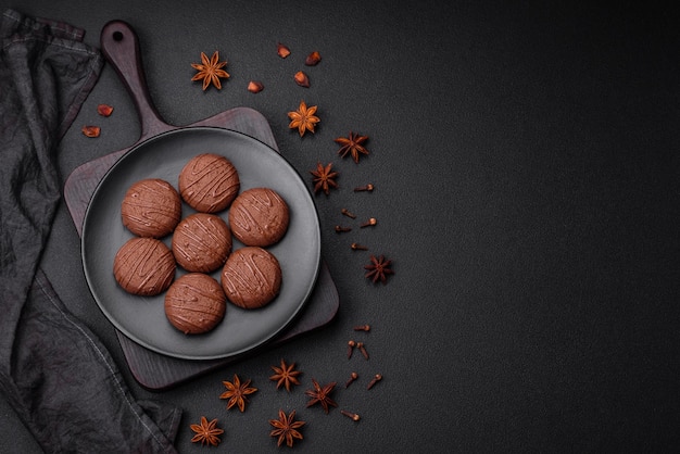Deliciosas galletas de chocolate dulce en un plato de cerámica negra