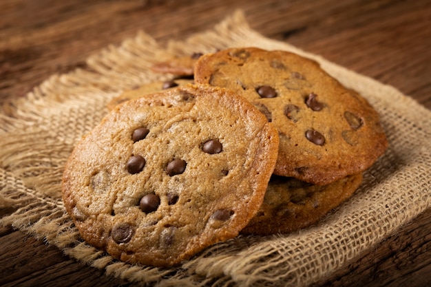 Deliciosas galletas de chocolate en la mesa de madera