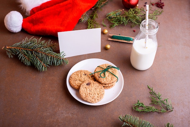 Deliciosas galletas con chocolate en una placa blanca.