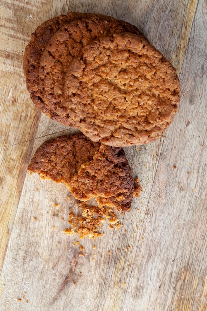 Deliciosas galletas crujientes rotas en pedazos con migas