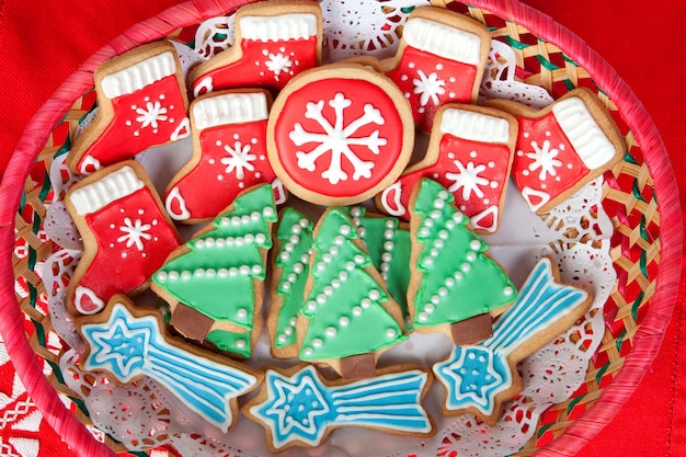 Foto deliciosas galletas con formas de navidad