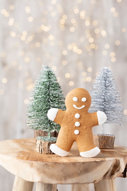 Deliciosas galletas de jengibre y decoración navideña sobre fondo de madera.