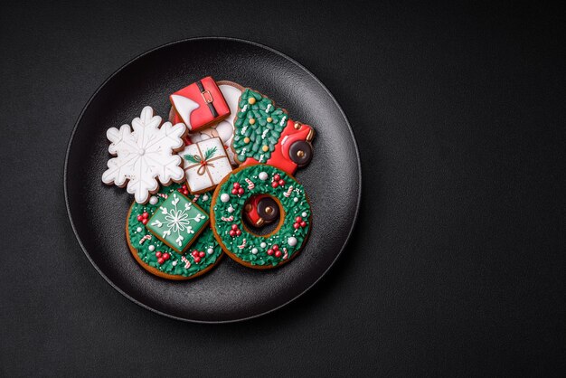 Deliciosas galletas de jengibre frescas y coloridas de Navidad o Año Nuevo