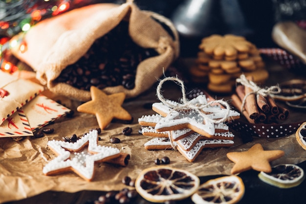 Deliciosas galletas de jengibre en una mesa