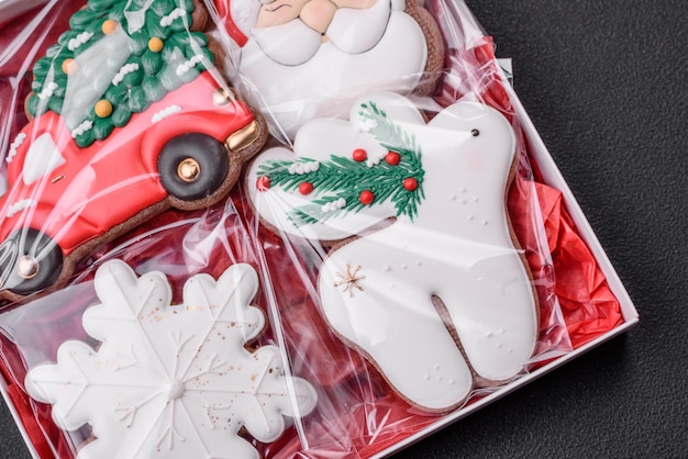 Deliciosas galletas de jengibre de Navidad sobre un fondo de hormigón de textura oscura