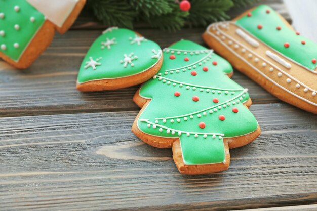 Deliciosas galletas de jengibre sobre fondo de madera, cerrar