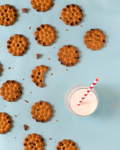 Deliciosas galletas y leche