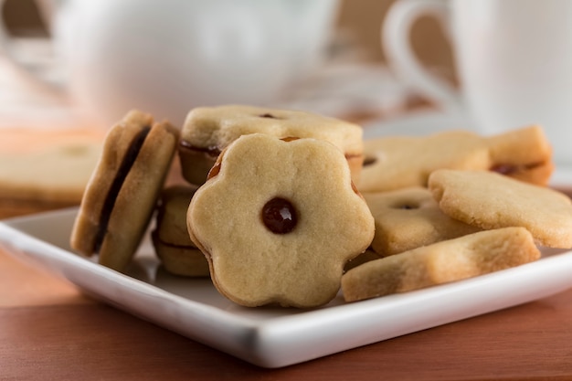 Deliciosas galletas de mantequilla rellenas de pasta de guayaba