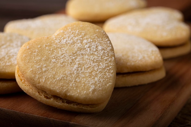 Deliciosas galletas de mantequilla rellenas de pasta de guayaba