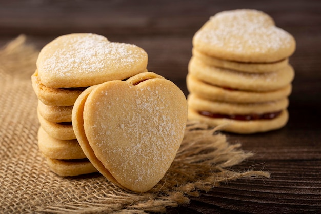 Deliciosas galletas de mantequilla rellenas de pasta de guayaba