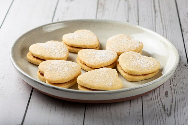 Deliciosas galletas de mantequilla rellenas de pasta de guayaba