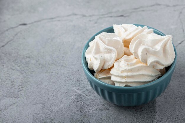 Deliciosas galletas de merengue en el bol