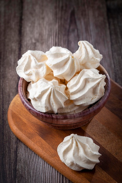 Deliciosas galletas de merengue en la mesa