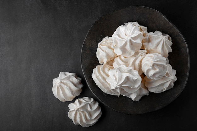 Deliciosas galletas de merengue en la mesa