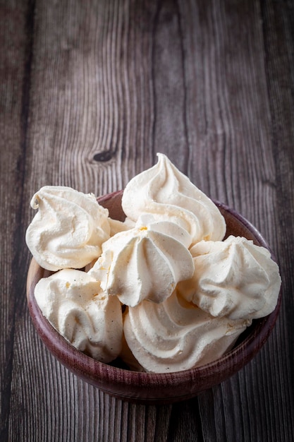 Deliciosas galletas de merengue en la mesa