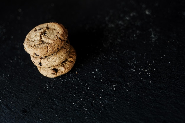 Deliciosas galletas en mesa negra