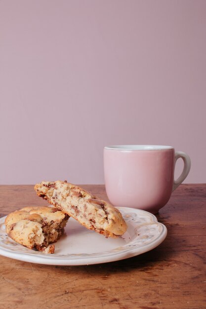 Deliciosas galletas a la mitad servidas en un plato antiguo