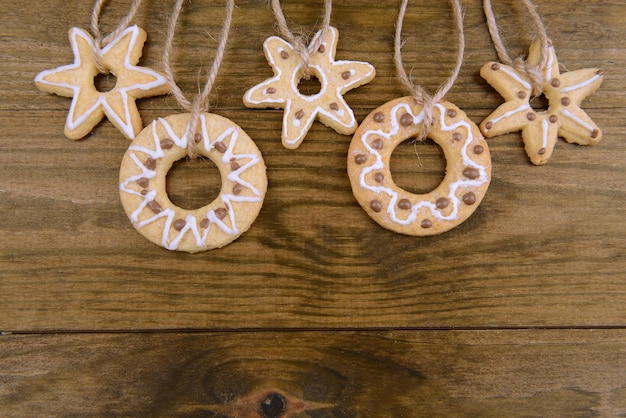 Deliciosas galletas de Navidad sobre fondo de madera