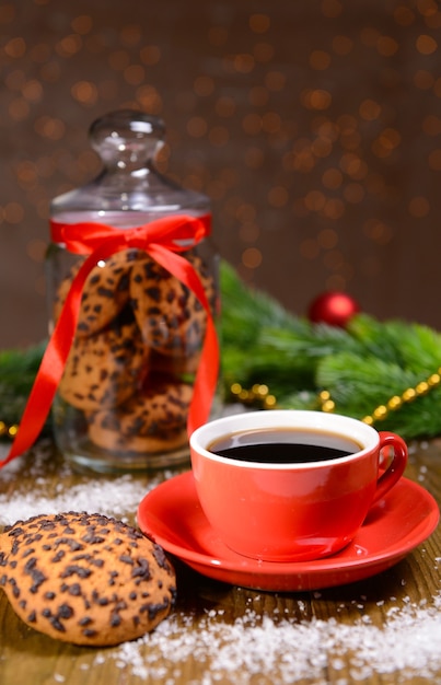 Deliciosas galletas de navidad en el tarro en la mesa sobre fondo marrón