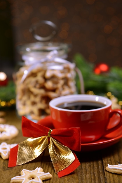 Deliciosas galletas de Navidad en el tarro en la mesa sobre fondo marrón