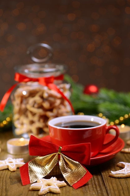 Deliciosas galletas de Navidad en tarro en la mesa