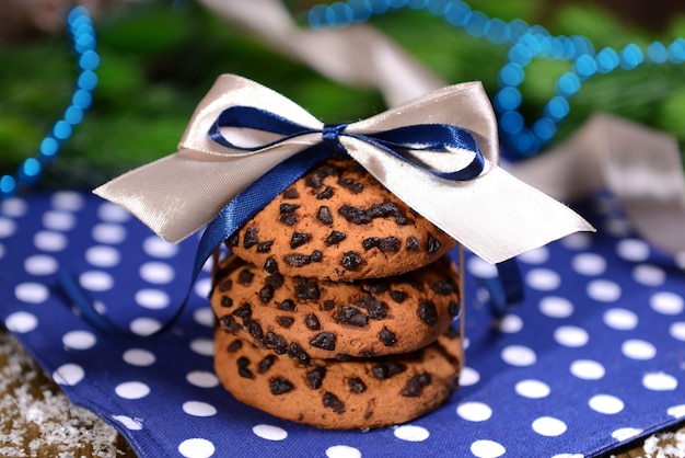 Deliciosas galletas de Navidad en tarro en primer plano de la mesa