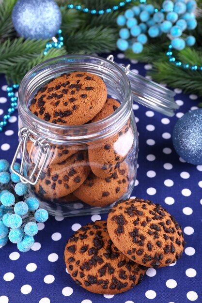 Deliciosas galletas de Navidad en tarro en primer plano de la mesa