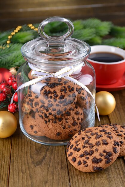 Deliciosas galletas de Navidad en tarro en primer plano de la mesa