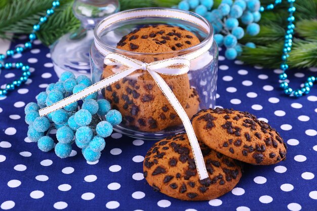 Deliciosas galletas de Navidad en tarro en primer plano de la mesa