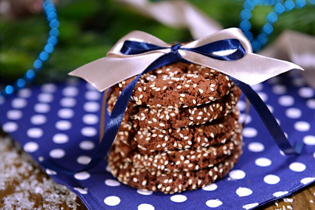 Deliciosas galletas de Navidad en tarro en primer plano de la mesa