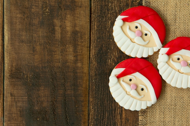 Deliciosas galletas navideñas con cara de santa claus.