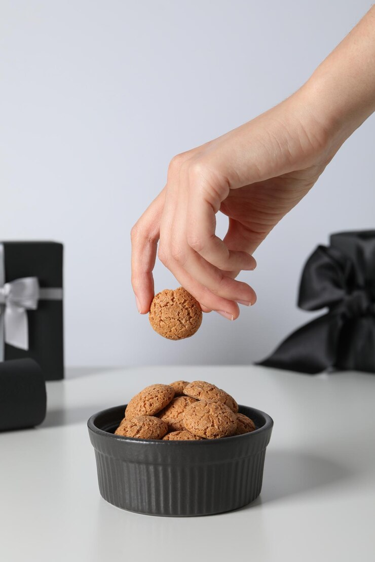 Deliciosas galletas navideñas holandesas Pepernoten en un recipiente con regalos