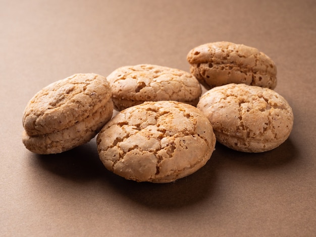 Deliciosas galletas de nueces caseras, en cálidos tonos marrones, de cerca. Cookies en estilo rústico, fondo.