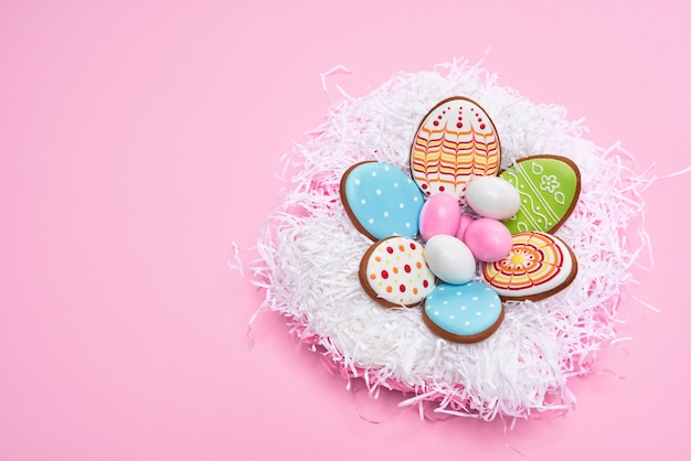 Deliciosas galletas de pascua en forma de huevos