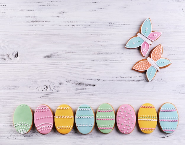 Deliciosas galletas de Pascua en madera