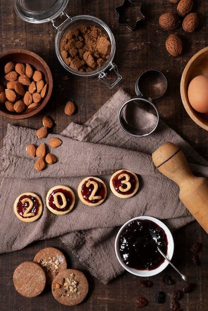 Foto deliciosas galletas planas para el arreglo de año nuevo