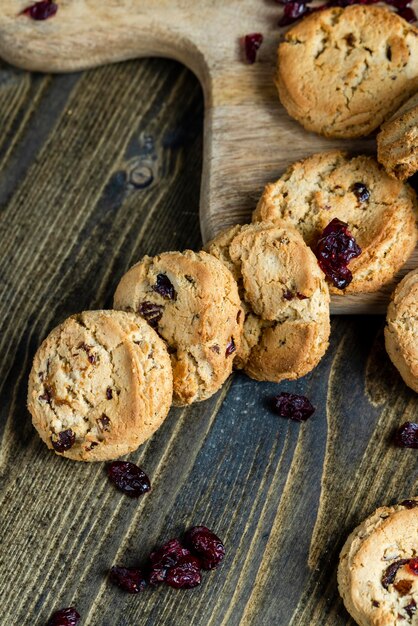 Deliciosas galletas secas hechas de harina de alta calidad con arándanos rojos secos sobre la mesa