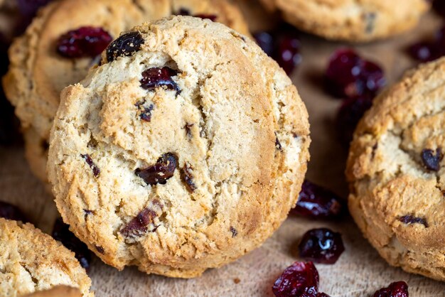 Deliciosas galletas secas hechas de harina de alta calidad con arándanos rojos secos sobre la mesa