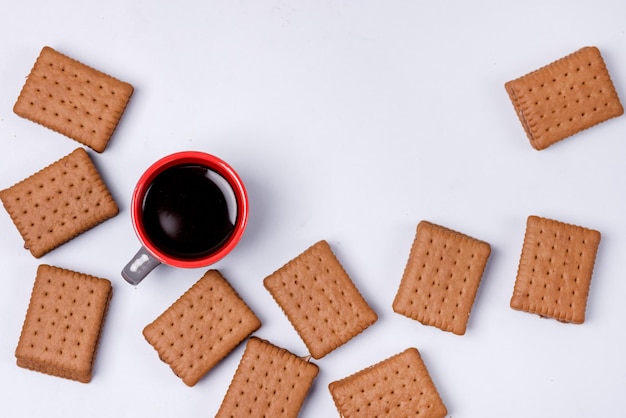 Deliciosas galletas con trocitos de chocolate y una taza de café Fondo Sabroso postre para café o té Vista superior Lay Flat