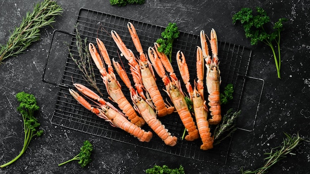 Deliciosas gambas a la parrilla con especias en un fondo negro Vista superior Espacio de copia libre