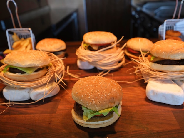 Deliciosas hamburguesas y chheseburgers en el restaurante