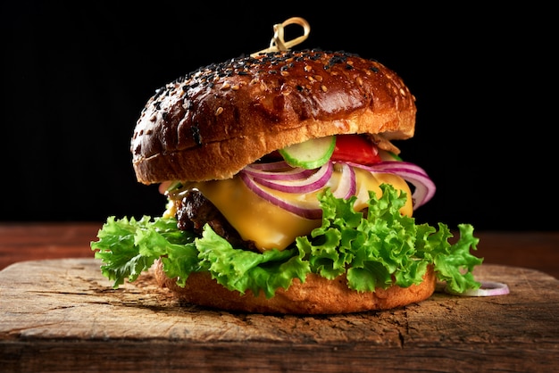 Deliciosas hamburguesas con chuleta de ternera frita