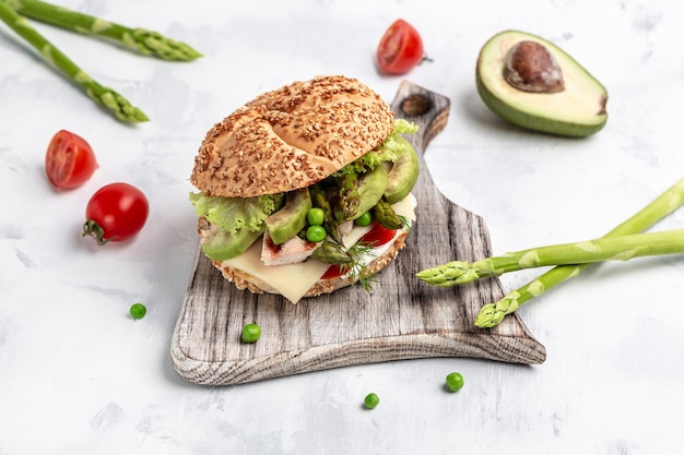 Deliciosas hamburguesas con filete de pollo, espárragos, aguacate, tomates, guisantes, queso y tartar